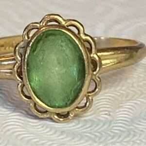 Vintage 10kt Gold Green Women's Ring. Band is slightly bent.